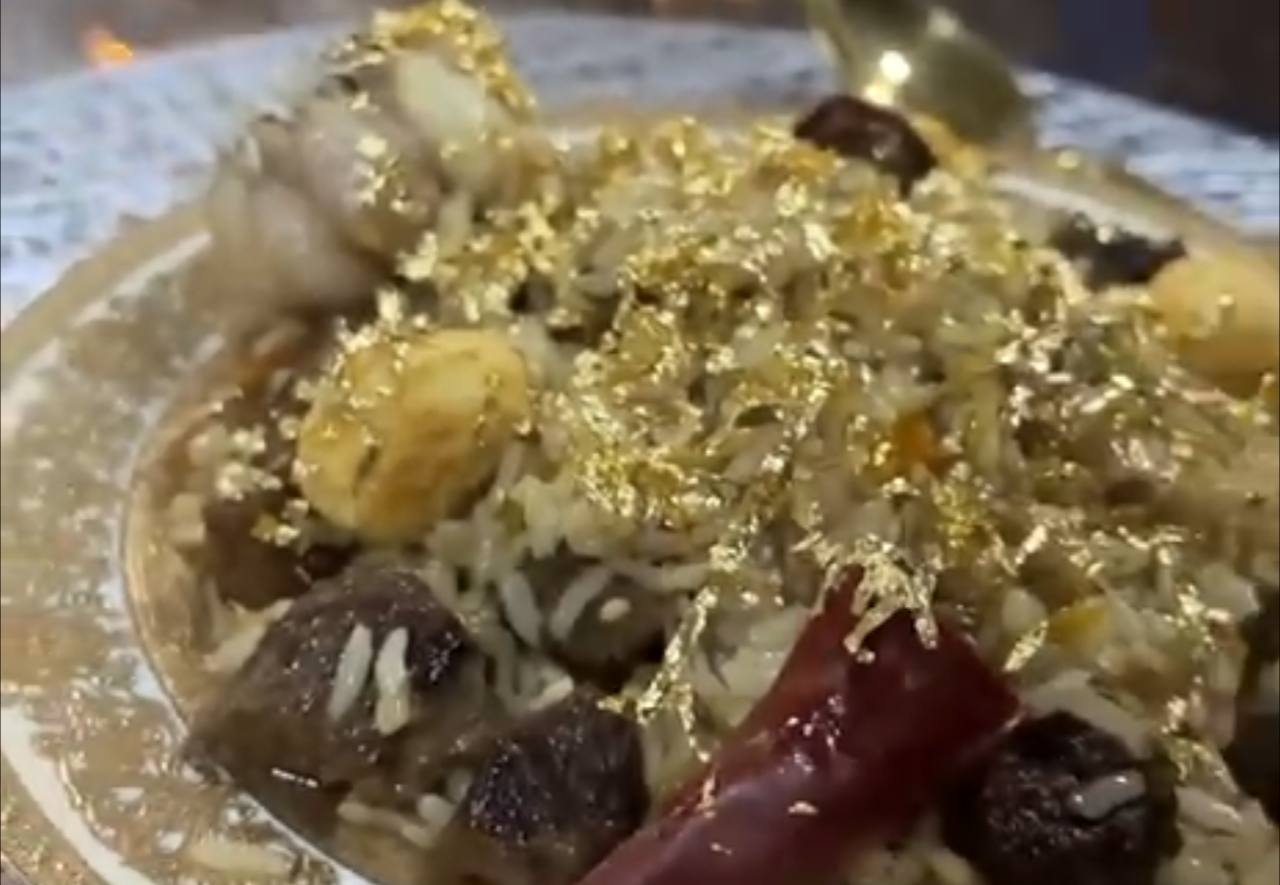 В Узбекистане начали готовить «золотой плов» за $4 тысячи 