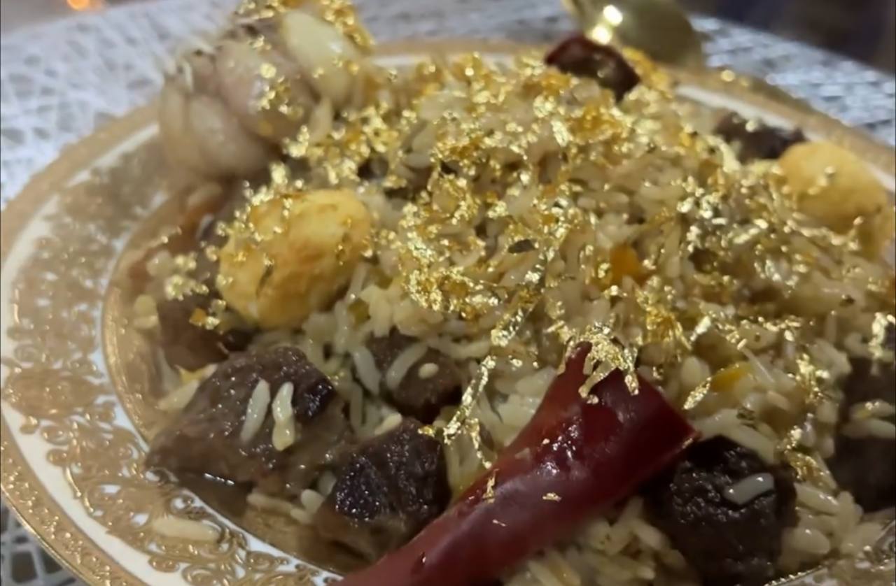 В Узбекистане начали готовить «золотой плов» за $4 тысячи 