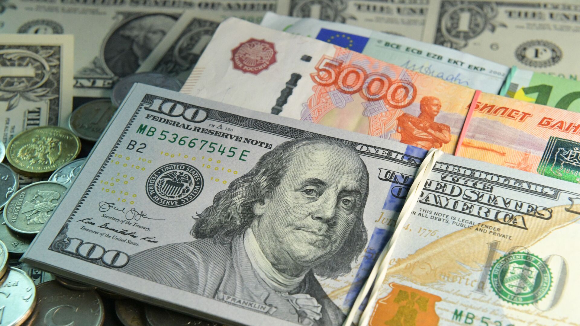 Как изменились курсы популярных валют в Узбекистане за месяц