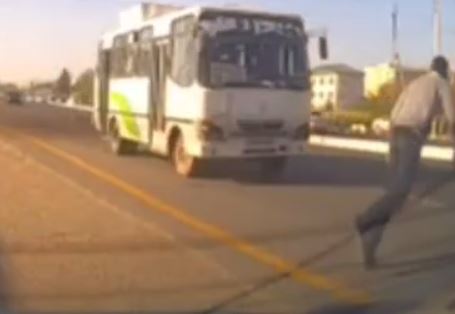 В Бухаре парень покончил с собой, бросившись под автобус (видео 18+)