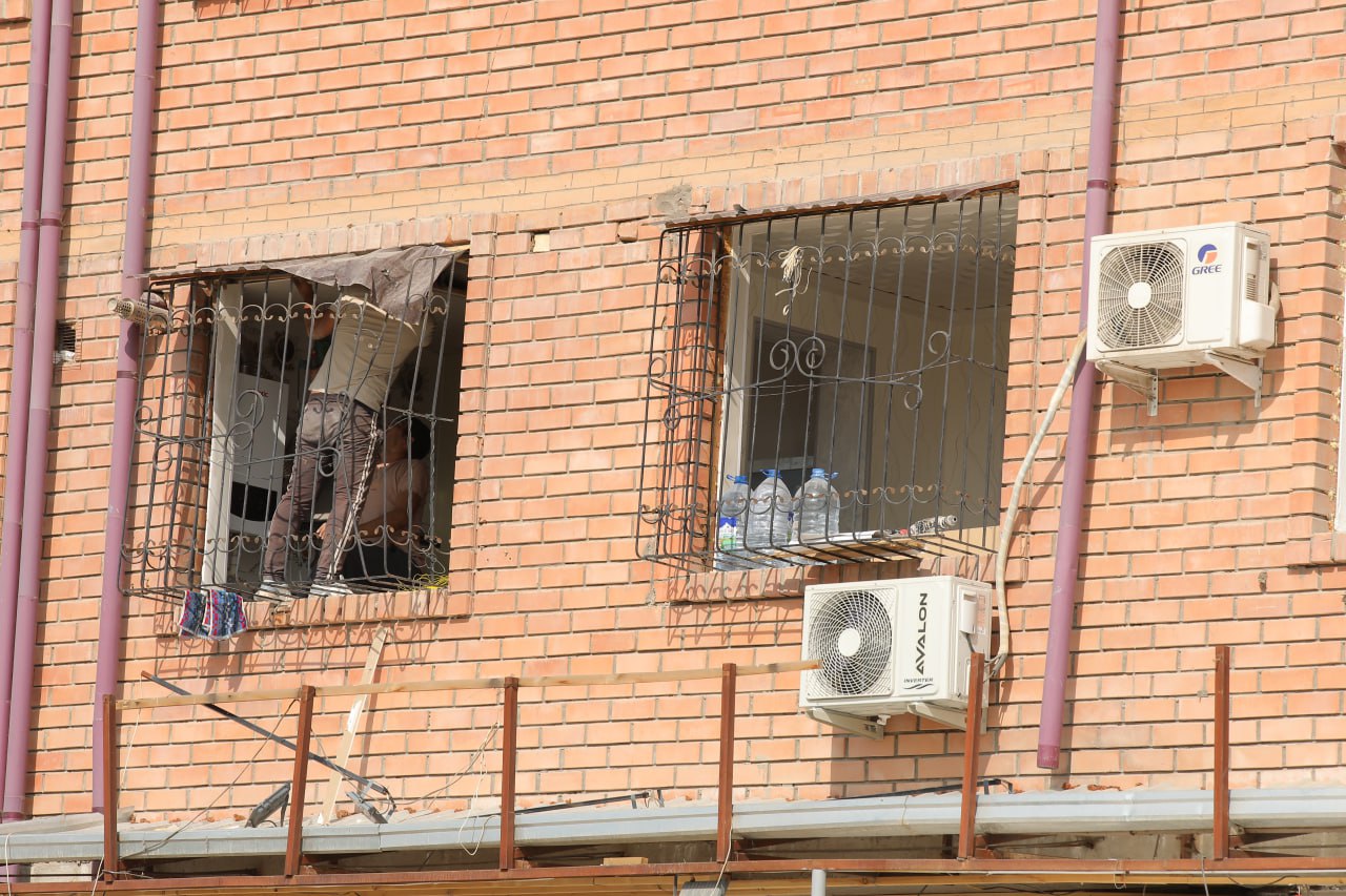 Мошенники начали вымогать деньги за восстановление квартир в Сергели