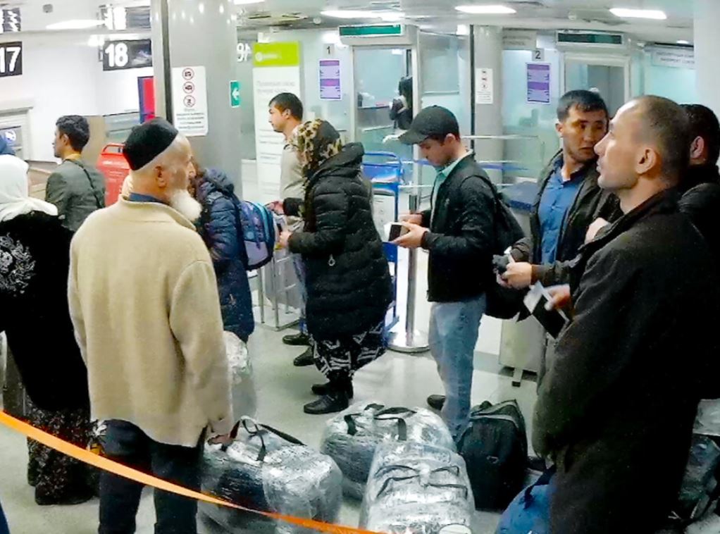 «Толпа людей, кричащие дети, куча сумок и чемоданов». Российский блогер описал полет с узбекистанцами