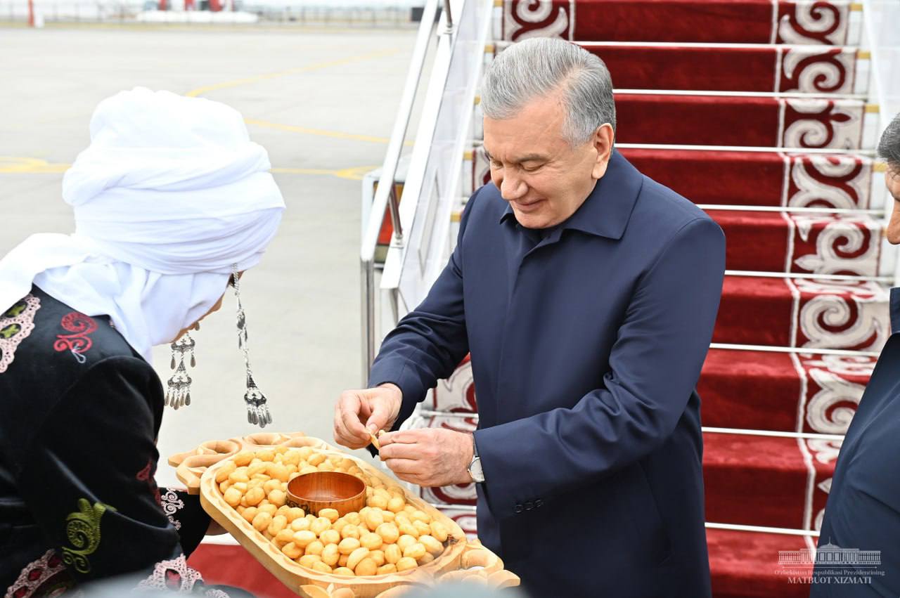 Как президента Узбекистана встретили в Бишкеке (фото)