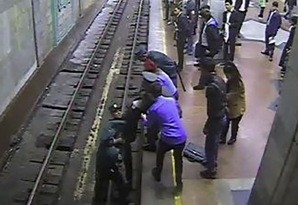 В Ташкенте молодая студентка прыгнула под поезд метро