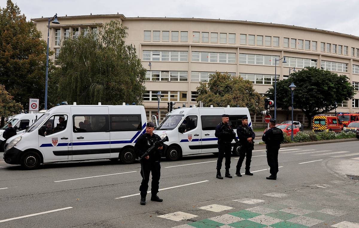 Во Франции ввели максимальный уровень террористической угрозы после убийства учителя