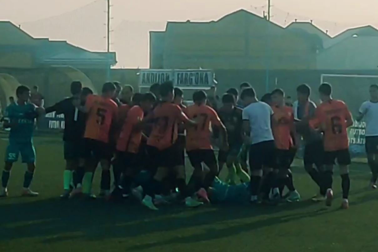 Игрок молодежного «Андижана-SGS» напал на футболиста «Нефтчи» во время матча (видео)