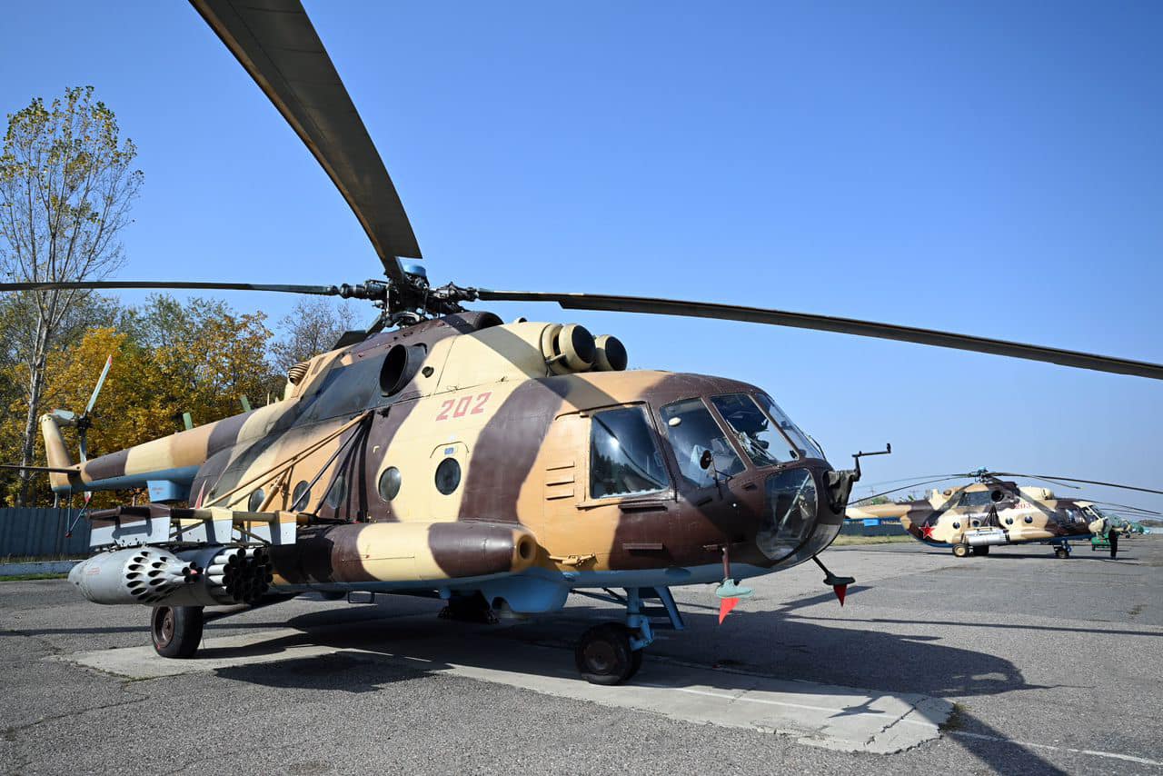 Узбекистан подарил Кыргызстану военный вертолет
