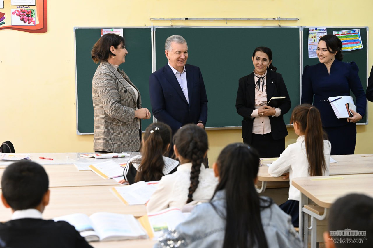Президент незапланированно посетил поликлинику и школу в Каршинском районе