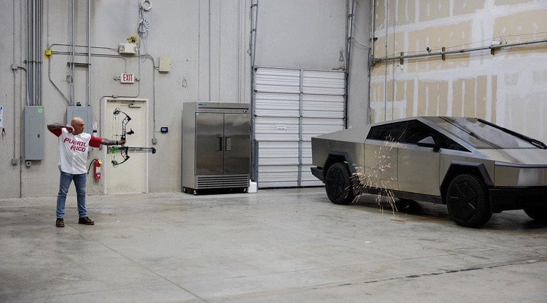 В сети появилось видео, в котором в Tesla Cybertruck стреляют из лука и из Tommy Gun