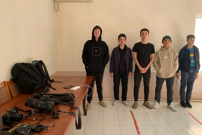 Угрожали и отобрали фототехнику: в Ташкенте задержали школьников-авиаспоттеров, снимавших самолеты