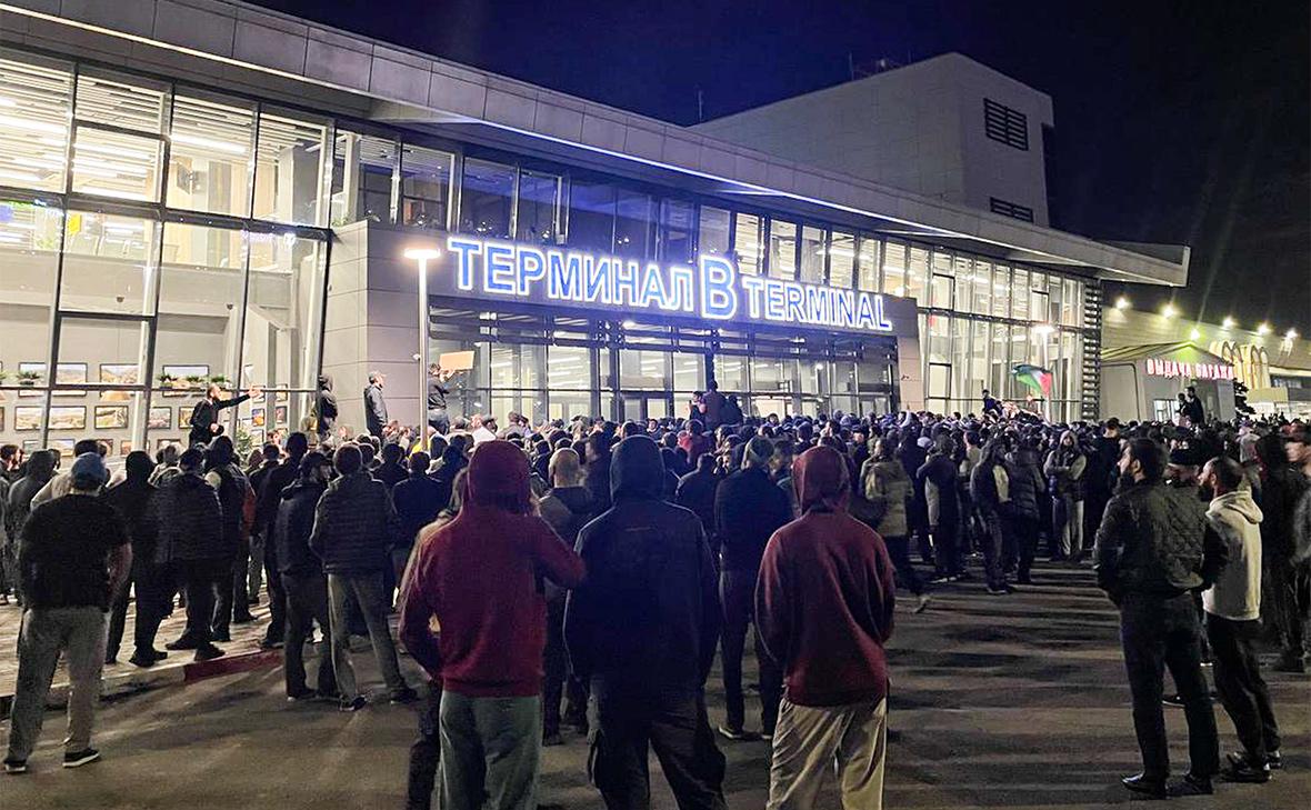 После беспорядков в аэропорту Махачкалы задержали более 200 человек