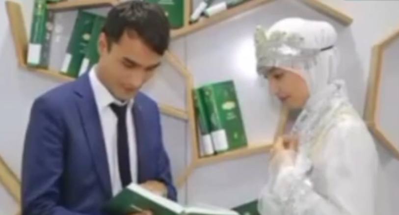 В Фергане пара провела свадьбу в библиотеке