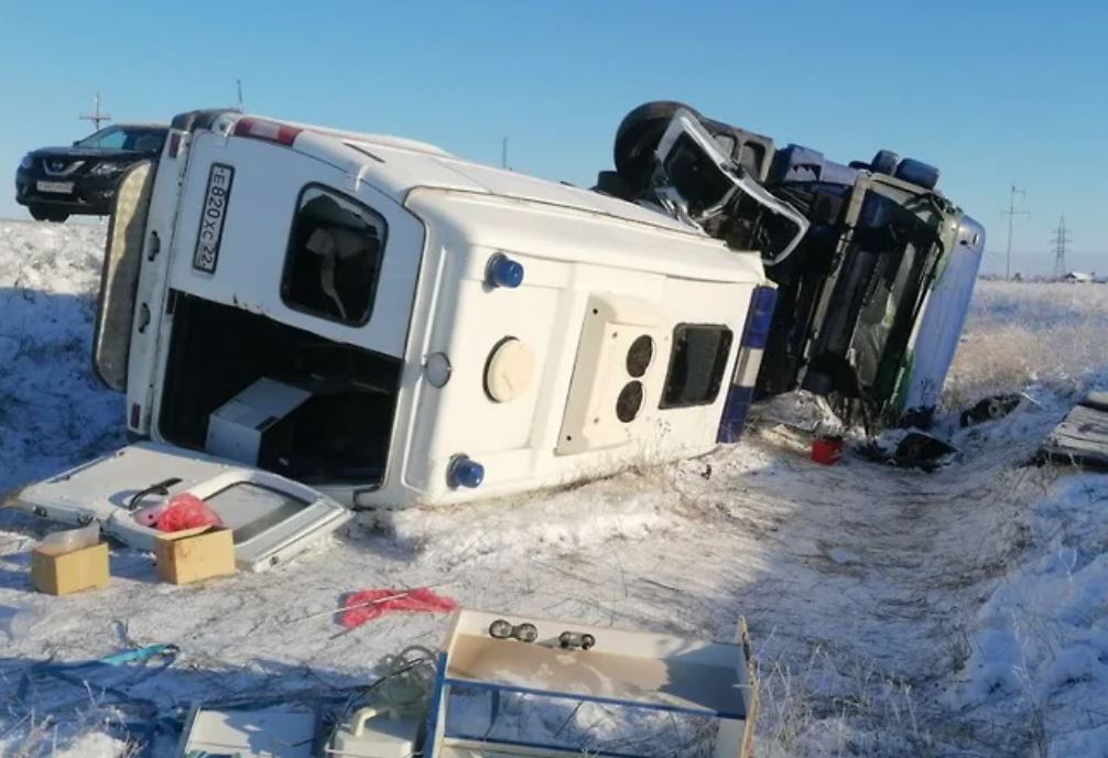 В России узбекистанец на грузовике влетел в «скорую»: погибли два человека