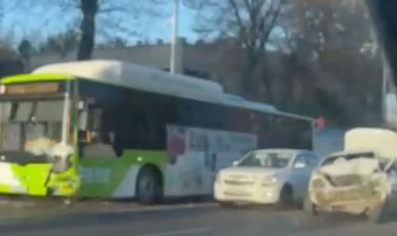В Ташкенте пассажирский автобус столкнулся с Nexia, есть пострадавший