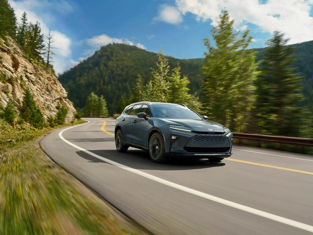 Toyota презентовала электрический Crown Signia
