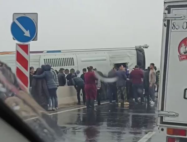 В Самарканде автобус врезался в ограждение и перевернулся, есть погибший