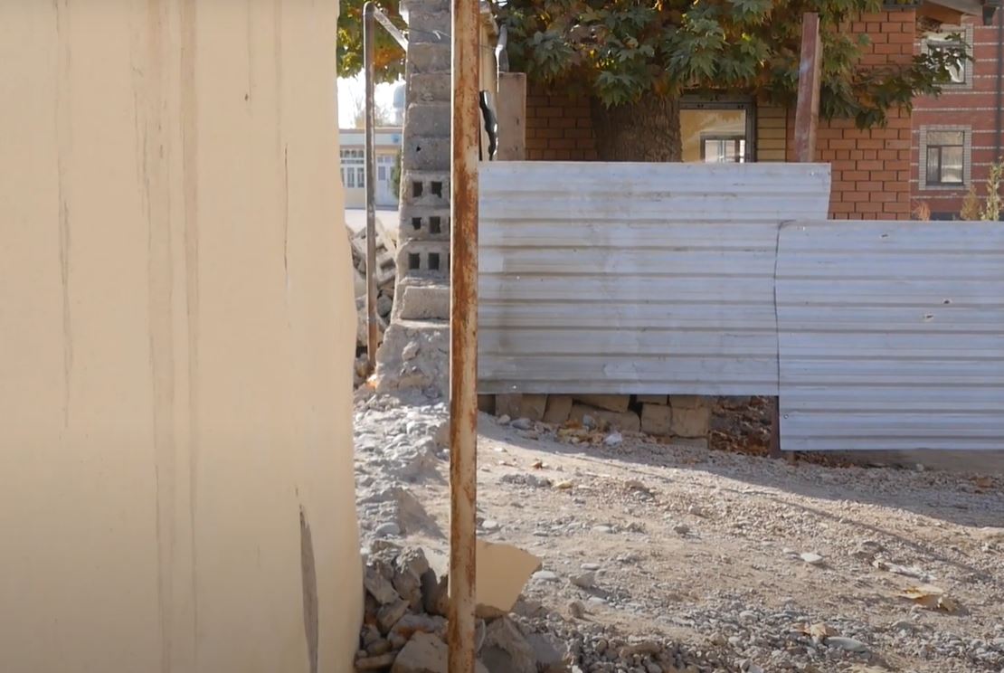 В Самарканде обрушилась стена школы, выигравшей в Open Budget: СМИ сообщают о пострадавшем
