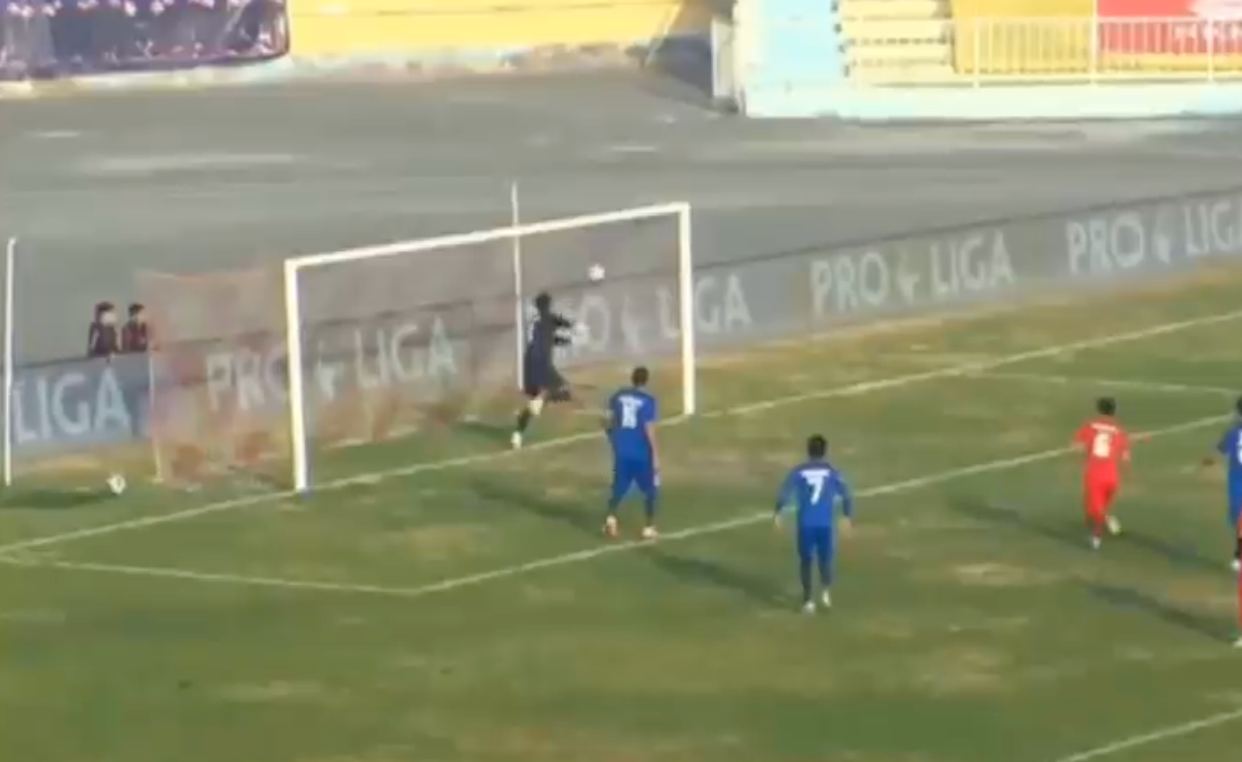 В чемпионате Узбекистана вратарь забыл о законах физики и пропустил глупейший гол