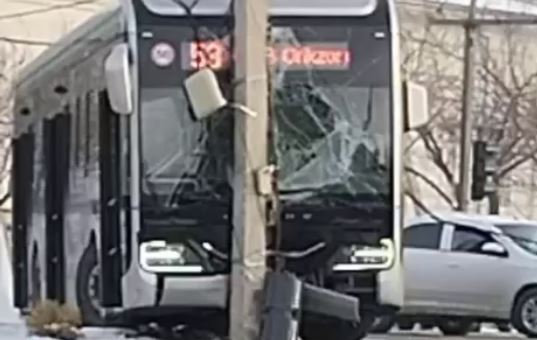 В Ташкенте водитель пассажирского автобуса из-за гололеда врезался в столб