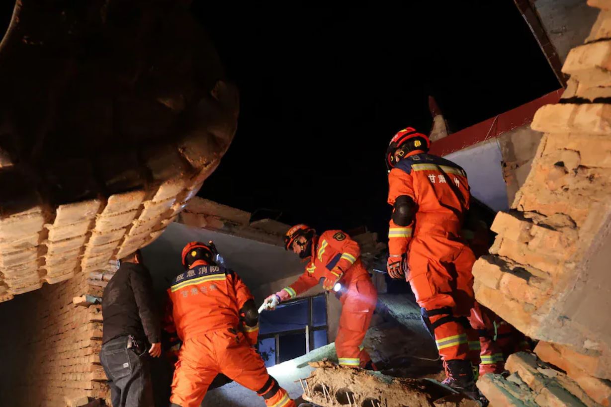 В Китае произошло сильное землетрясение, погибли более 110 человек
