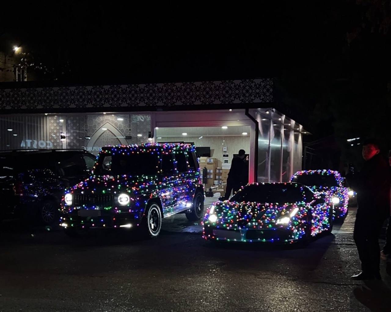 В Ташкенте блогер украсил премиальные автомобили новогодними гирляндами 