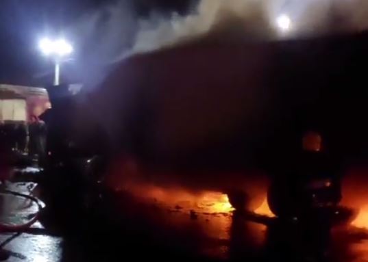 В Самарканде столкнулись и загорелись два грузовика 