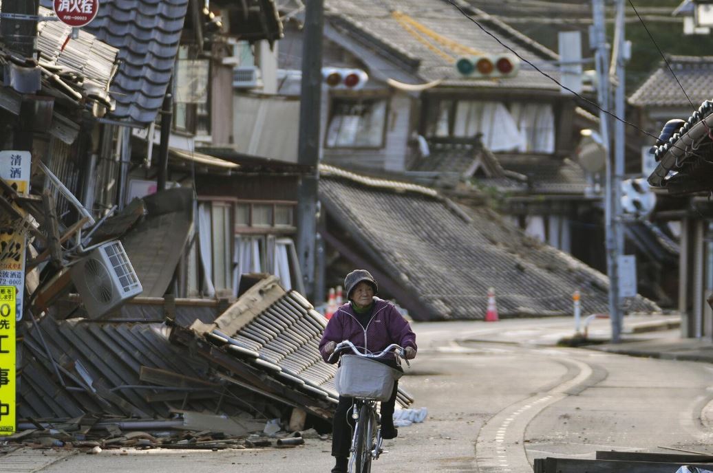 Число жертв землетрясений в Японии превысило 200