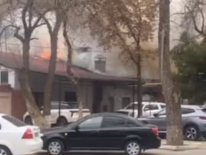 В Ташкенте произошел пожар в кафе: пострадали три человека