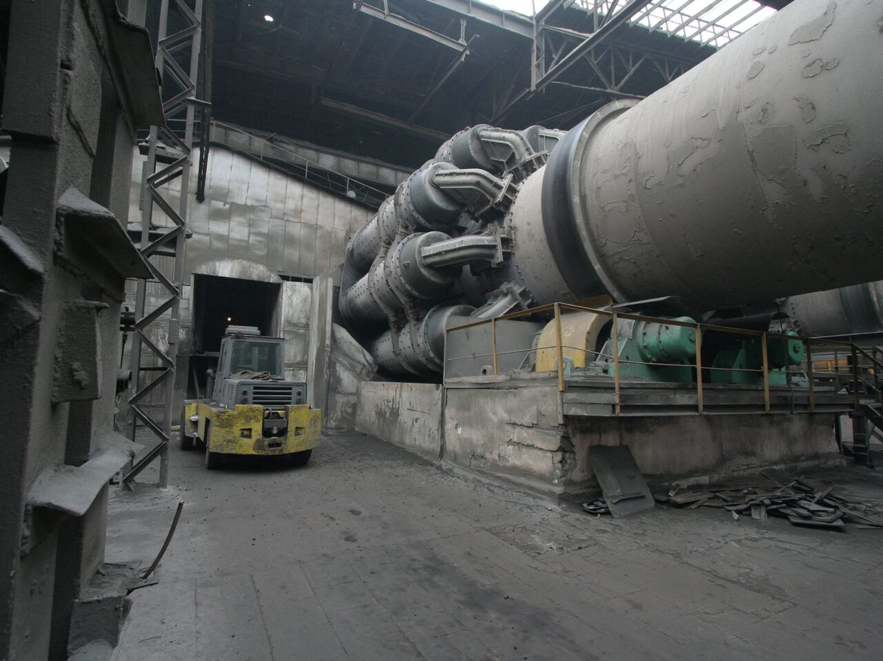 Чиновники не думают об экологии, а хотят построить еще больше цементных заводов — президент