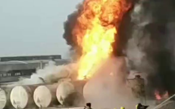 В Фергане произошел крупный пожар на нефтебазе