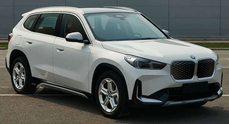 В сети появились живые фото новейшего BMW iX1 eDrive25L