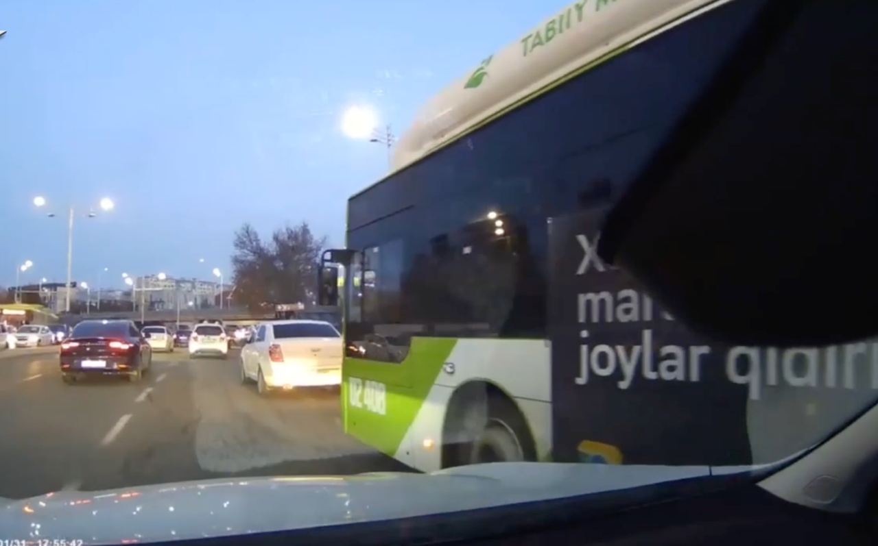 В Ташкенте уволили водителя автобуса, исполнявшего «шашки» на дорогах
