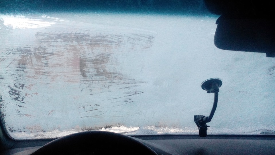 Узбекский автоблогер рассказал, как с помощью спирта, уксуса и воды разморозить стекла автомобили