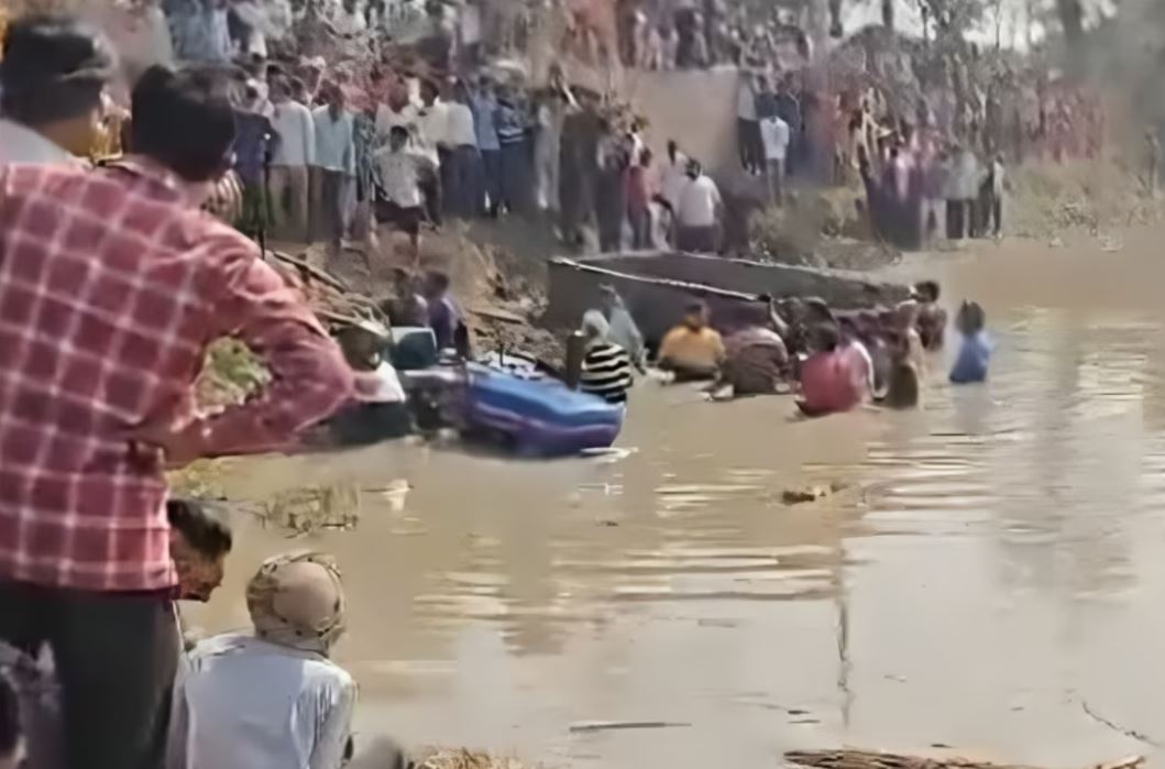 В Индии трактор с прицепом опрокинулся в пруд, погибли более 20 человек