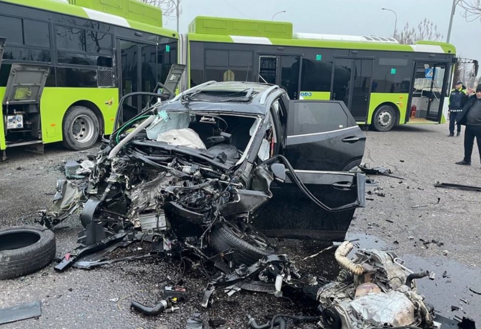 В Ташкенте столкнулись Tracker и пассажирский автобус-гармошка, есть пострадавший