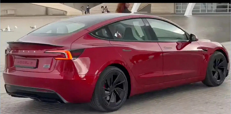 В сети появились живые фото новейшей Tesla Model 3 в версии Ludicrous