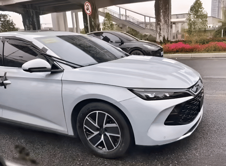 В сети показали фото новейшего BYD Qin L