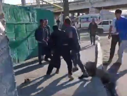 В Ташкенте толпа жестоко избила двух мужчин 