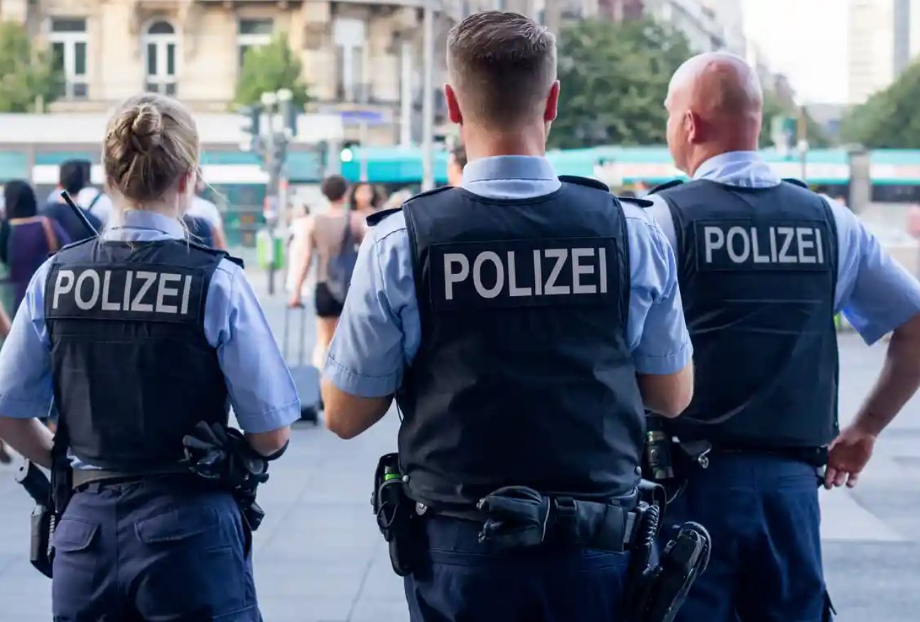 В Германии 400 полицейских подозревают в причастности к экстремизму