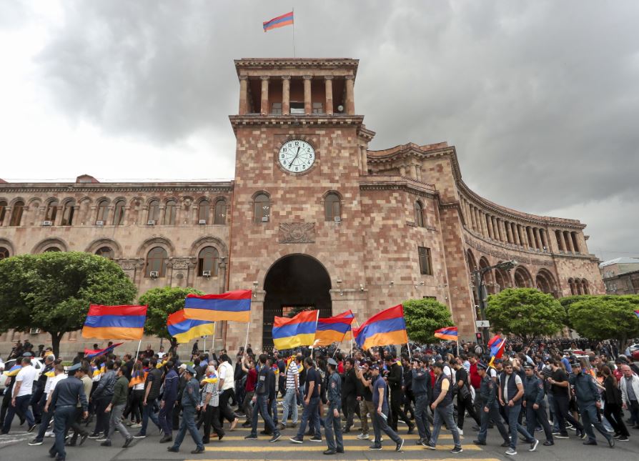 В Армении митингующие потребовали отставки премьера Пашиняна