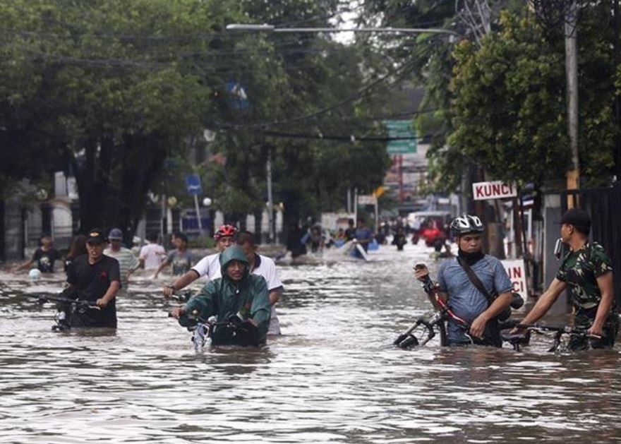 Число жертв наводнений в Индонезии приблизилось к 70