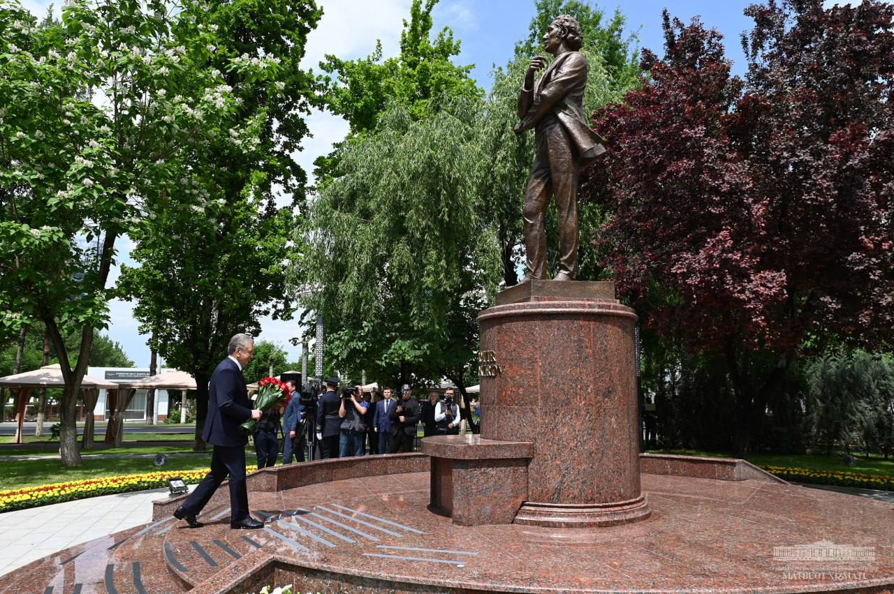 В Ташкенте открыли памятник народному артисту Батыру Закирову 