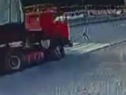 В Кашкадарье водитель грузовика сбил насмерть второклассника 