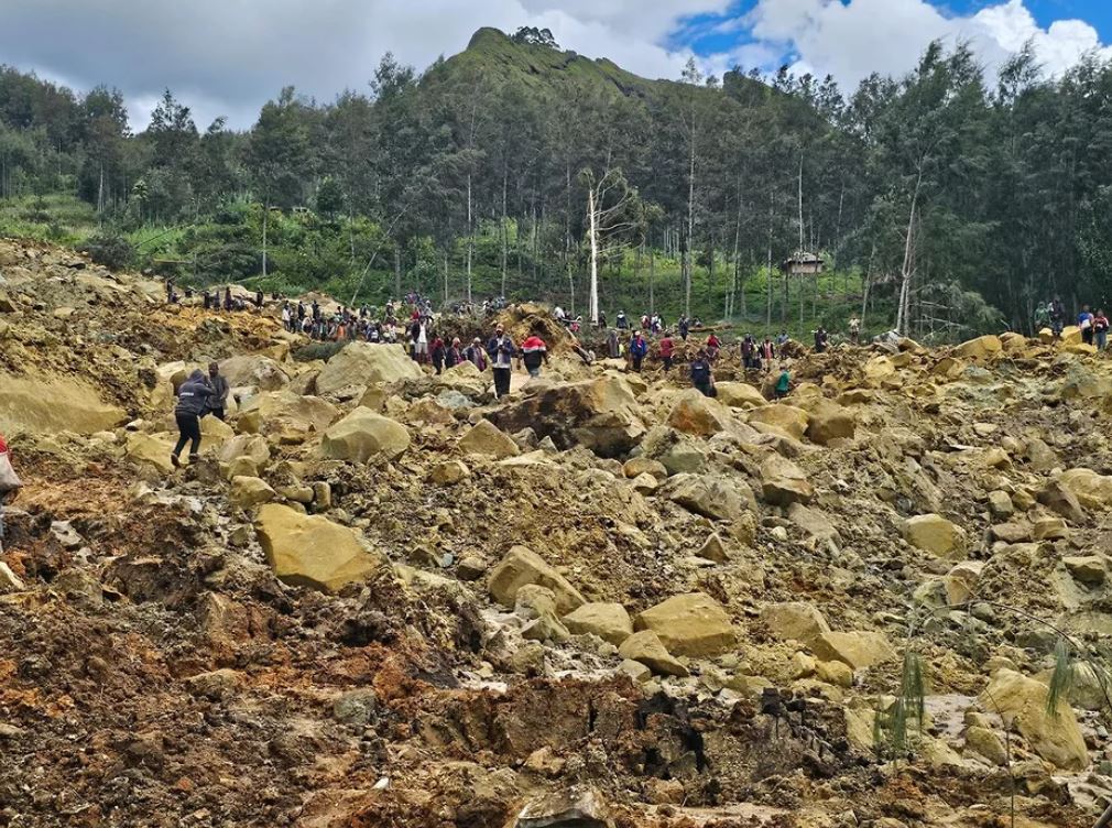 Свыше 300 человек находятся под завалами после схода оползня в Папуа-Новой Гвинее