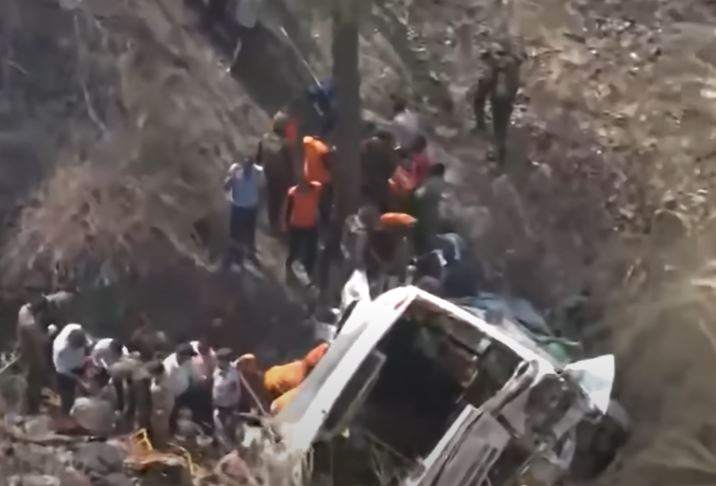 В Индии автобус с паломниками упал в глубокое ущелье: погибли свыше 20 человек