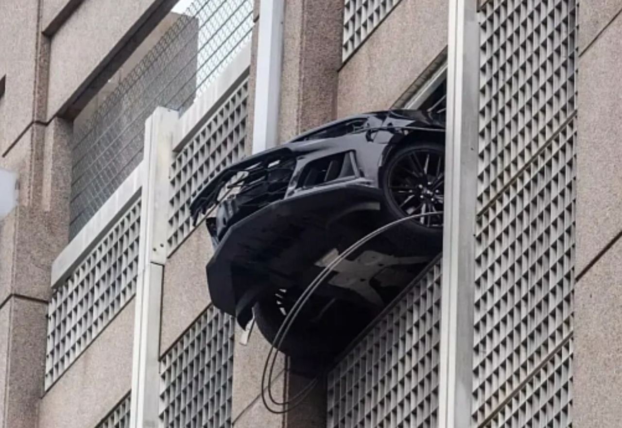 В США Chevrolet Camaro ZL1 пробил стену и застрял на шестом этаже парковки