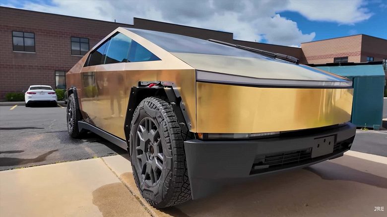 В сети показали Tesla Cybertruck, покрытый 24-каратным золотом