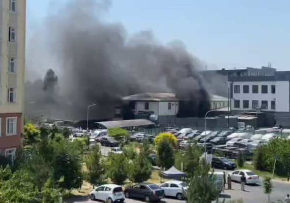 В Ташкенте произошел крупный пожар в автосервисе