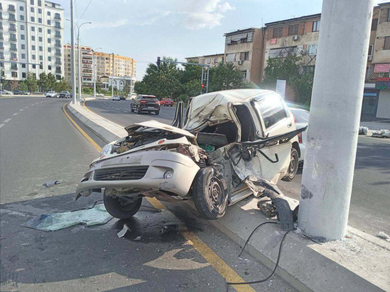 В Ташкенте 19-летний водитель Matiz врезался в бетонное ограждение: парня госпитализировали