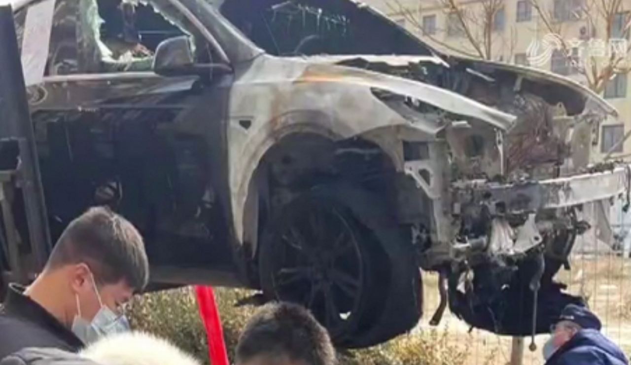 Новая Tesla Model Y сгорела на стоянке с личными вещами